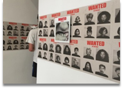 Obra "Procuro-me / Procura-se (Wanted / Wanted By Myself)" de Lenora de Barros, obras