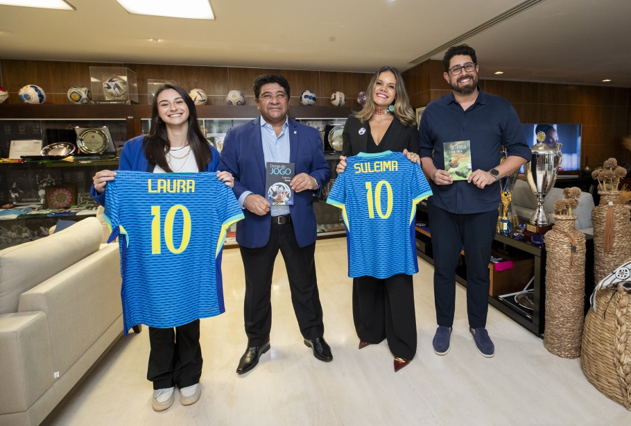 O presidente da CBF, Ednaldo Rodrigues, recebeu “Donas do Jogo”, lançado neste ano. Ambos relatam histórias de mulheres no mundo do futebol. O diretor de Marketing da CBF, Lênin Franco, também esteve no encontro.