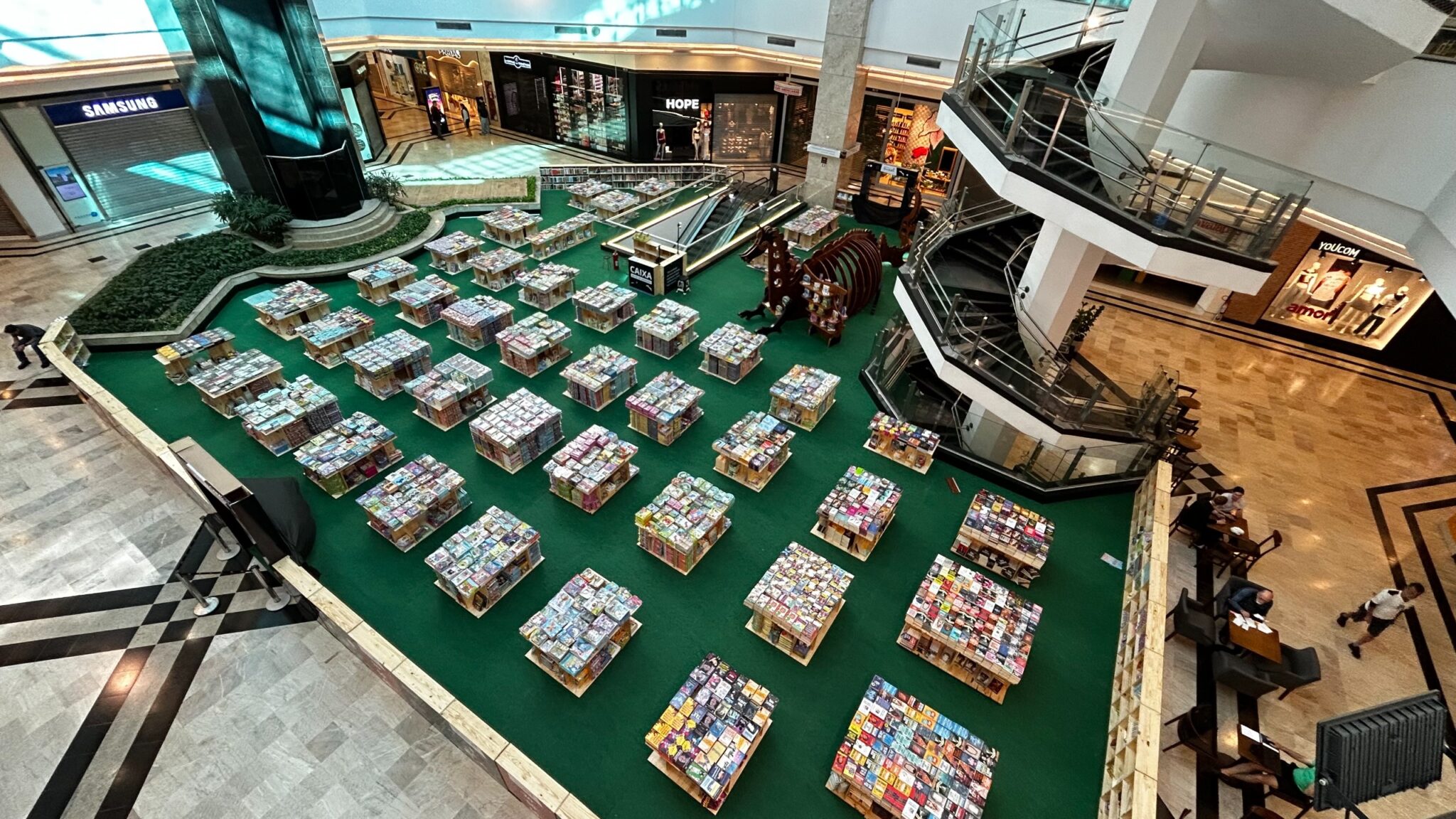 Pátio Brasil Shopping recebe Feira do Livro Boralê com títulos de escritores renomados como Augusto Cury e Amanda Lovelace