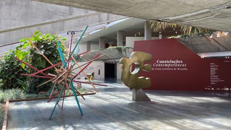 Arte feita em Brasília ganha protagonismo em grande exposição no Teatro Nacional